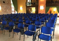 Evento privato — Poiano Resort, Lago di Garda: Sedute con ribaltina per un evento privato nel centro congressi del resort.