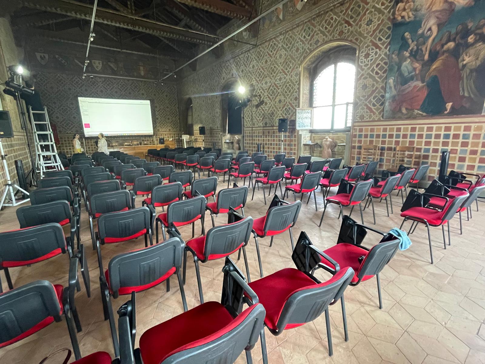 Noleggio banco scuola per conferenze - Esempio NHAZCA, Castello di Poppi