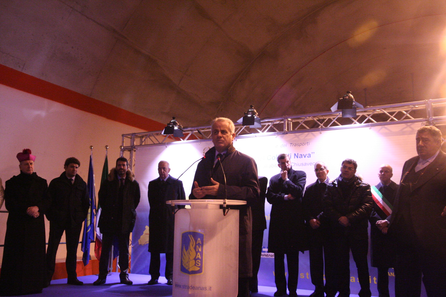 Noleggio palco con leggio e bandiere istituzionali - Esempio inaugurazione variante stradale con Ministro Infrastrutture (SV)