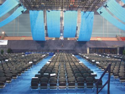 Noleggio palco con platea di sedie - Esempio ex Mazda Palace, Genova