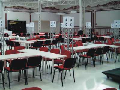 Allestimento banchi e sedie per convention