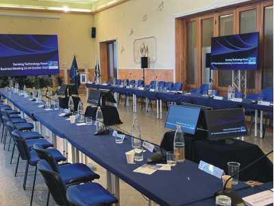 Allestimento banchi per conferenza