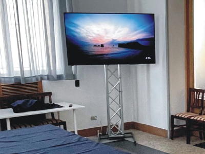 Monitor installato su base autoportante a Aosta