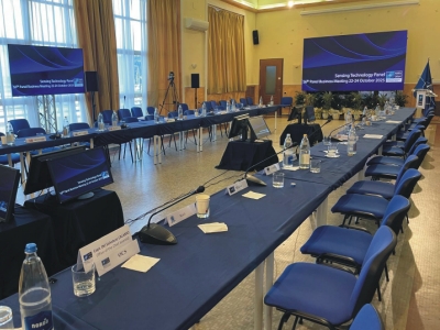 Allestimento sala convegni con tavoli e sedie in noleggio