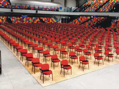 Allestimento concorsuale con sedie con ribaltina