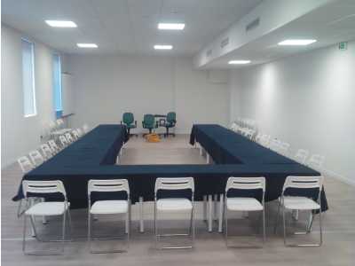 Allestimento sala riunione "ferro di cavallo"