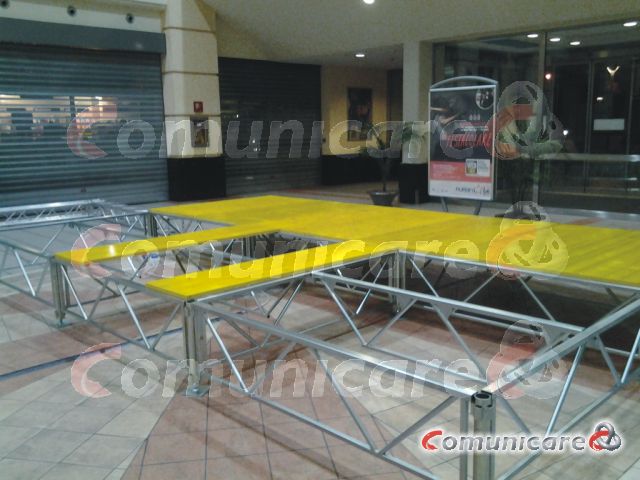 Noleggio palco modulare con parapetti e scaletta - Esempio Centro Commerciale Fiumara, Genova